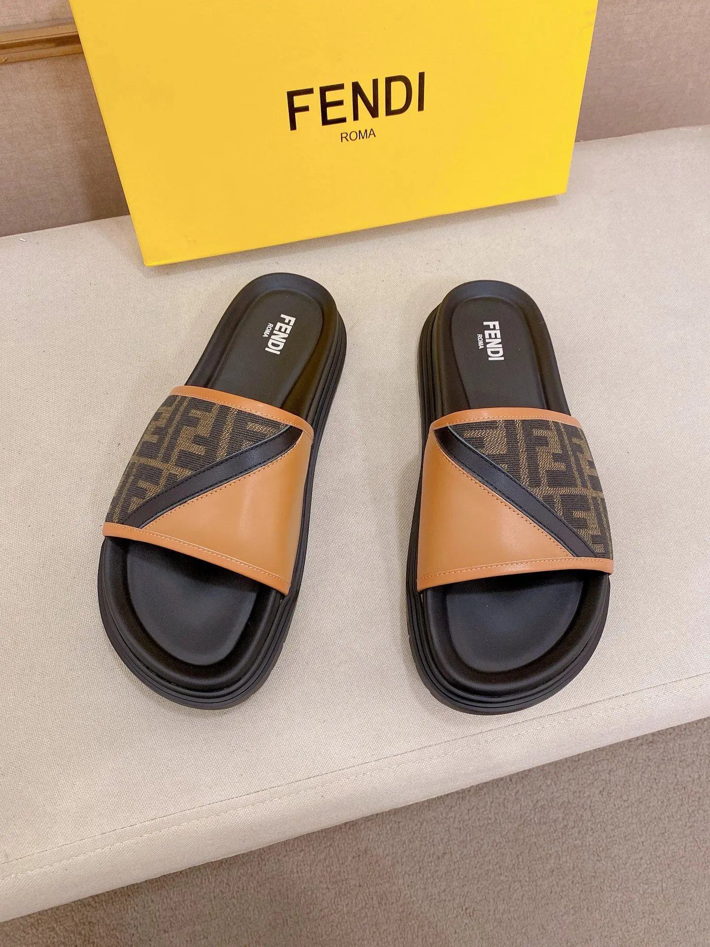 Factory price: 320💰 [Fendi Slippers] High-end brand of men's shoes, official website 1:1 latest masterpiece: original mold customization, the fabric is made of imported original materials, upgraded outsole, lighter and non-slip. The market's top quality, simple yet tasteful, a must-have for fashionistas, fashionable at your feet, full of confidence, the same style at the counter 👍The season of summer slippers is here. Code: 38-44 (45 is custom-made and cannot be returned or exchanged)